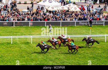 Hamburg, Deutschland. 07 Juli, 2019. Pferderennen: Galopp, Derby Woche Hamburg. Das Feld der Teilnehmer der Hapag-Lloyd-Rennen geht der Haupttribüne. Quelle: Axel Heimken/dpa/Alamy leben Nachrichten Stockfoto