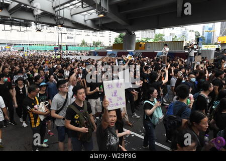 Hongkong, China. 07 Juli, 2019. Die Demonstranten versammeln sich an der Demonstration gegen anti-Auslieferung Bill am 7. Juni 2019 in Hong Kong, China. Pro-demokratischen Demonstrationen auf den Straßen von Hong Kong für den letzten Monat fort, in der er die vollständige Rücknahme eines umstrittenen Auslieferung Rechnung. Hong Kong's Chief Executive Carrie Lam hat die Rechnung auf unbestimmte Zeit ausgesetzt, jedoch Proteste mit Demonstranten ruft nun zu ihrem Rücktritt weitergeführt haben. Quelle: Lba Co.Ltd./Alamy leben Nachrichten Stockfoto