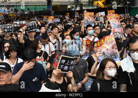 Hongkong, China. 07 Juli, 2019. Die Demonstranten versammeln sich an der Demonstration gegen anti-Auslieferung Bill am 7. Juni 2019 in Hong Kong, China. Pro-demokratischen Demonstrationen auf den Straßen von Hong Kong für den letzten Monat fort, in der er die vollständige Rücknahme eines umstrittenen Auslieferung Rechnung. Hong Kong's Chief Executive Carrie Lam hat die Rechnung auf unbestimmte Zeit ausgesetzt, jedoch Proteste mit Demonstranten ruft nun zu ihrem Rücktritt weitergeführt haben. Quelle: Lba Co.Ltd./Alamy leben Nachrichten Stockfoto