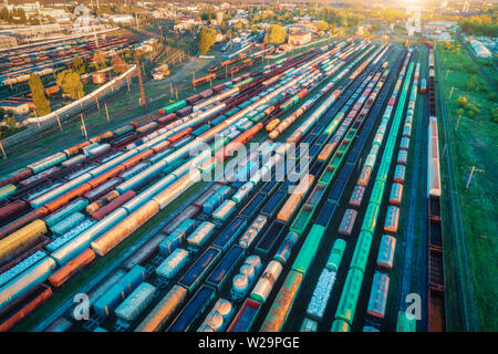 Luftaufnahme von Güterzügen. Güterwagen am Bahnhof Stockfoto