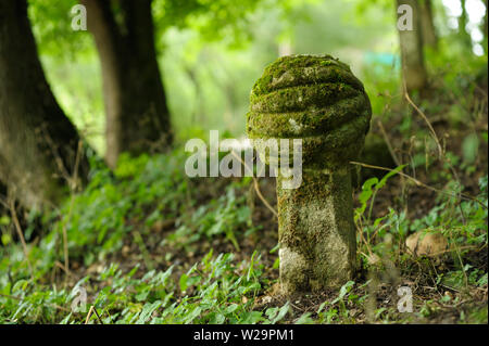 Sehr altes Grab, Zahnstein Grabstätte. Muslimischer Friedhof von 16-18 Jahrhunderte. Juni 18, 2017. (Vysokoe Kermenchik) Dorf, Krim, Ukraine Stockfoto