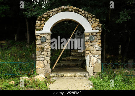 Tor, Eingang zu den muslimischen Friedhof von 16-18 Jahrhunderte. Juni 18, 2017. (Vysokoe Kermenchik) Dorf, Krim, Ukraine Stockfoto