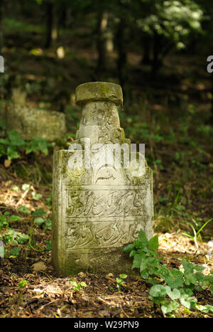 Sehr altes Grab, Zahnstein Grabstätte. Muslimischer Friedhof von 16-18 Jahrhunderte. Juni 18, 2017. (Vysokoe Kermenchik) Dorf, Krim, Ukraine Stockfoto