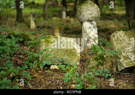 Sehr altes Grab, Zahnstein Grabstätte. Muslimischer Friedhof von 16-18 Jahrhunderte. Juni 18, 2017. (Vysokoe Kermenchik) Dorf, Krim, Ukraine Stockfoto