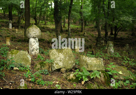 Sehr altes Grab, Zahnstein Grabstätte. Muslimischer Friedhof von 16-18 Jahrhunderte. Juni 18, 2017. (Vysokoe Kermenchik) Dorf, Krim, Ukraine Stockfoto