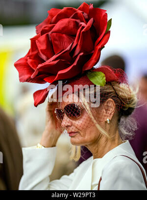 Hamburg, Deutschland. 07 Juli, 2019. Pferderennen: Galopp, Derby Woche Hamburg. Ein Besucher des Derby Woche Uhren ein Rennen von der Tribüne. Quelle: Axel Heimken/dpa/Alamy leben Nachrichten Stockfoto