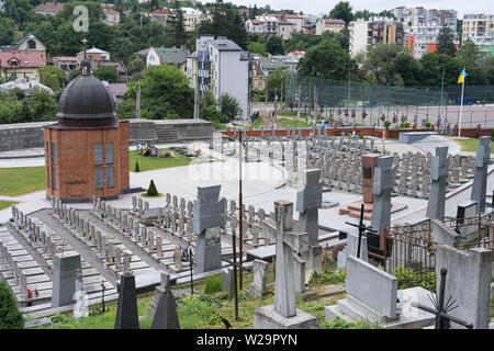 Lemberg, Ukraine - Juli 2, 2019: Krieg Gräber aus russische Militärintervention in der Ukraine auf einem lychakiv Friedhof in Lviv, Ukraine. Stockfoto