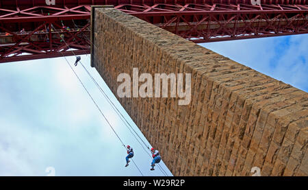 South Queensferry, Edinburgh, Schottland. 7. Juli 2019, Nächstenliebe Abseilen absteigend 165 ft von der berühmten Forth Rail Bridge zum Strand. Organisiert von der Rotary Club South Queensferry Forth Bridge zu profitieren Kinder- hospizen über Schottland (Chas). Die Veranstaltung, die über £ 15.000 für CHAS im Jahr 2018 angehoben. 30 £ Der sponsorengelder wird von Rotary Clubs von South Queensferry Trust Fund erhalten eigene gemeinnützige Arbeit zu unterstützen. Schätzungsweise 380 Teilnehmer nahmen teil. Die Veranstaltung findet jedes Jahr statt, mit freundlicher Genehmigung von Network Rail und Balfour Beatty. Credit: Bogen Weiß/Alamy leben Nachrichten Stockfoto