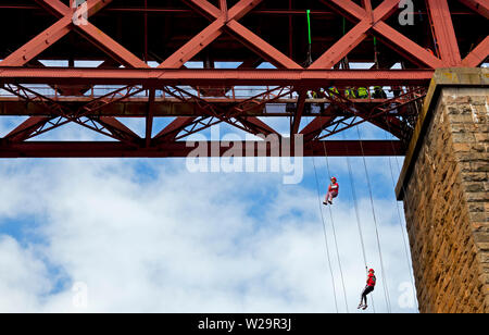 South Queensferry, Edinburgh, Schottland. 7. Juli 2019, Nächstenliebe Abseilen absteigend 165 ft von der berühmten Forth Rail Bridge zum Strand. Organisiert von der Rotary Club South Queensferry Forth Bridge zu profitieren Kinder- hospizen über Schottland (Chas). Die Veranstaltung, die über £ 15.000 für CHAS im Jahr 2018 angehoben. 30 £ Der sponsorengelder wird von Rotary Clubs von South Queensferry Trust Fund erhalten eigene gemeinnützige Arbeit zu unterstützen. Schätzungsweise 380 Teilnehmer nahmen teil. Die Veranstaltung findet jedes Jahr statt, mit freundlicher Genehmigung von Network Rail und Balfour Beatty. Credit: Bogen Weiß/Alamy leben Nachrichten Stockfoto