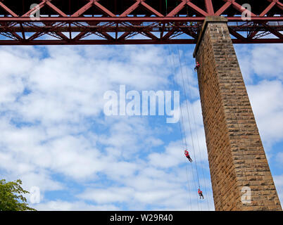 South Queensferry, Edinburgh, Schottland. 7. Juli 2019, Nächstenliebe Abseilen absteigend 165 ft von der berühmten Forth Rail Bridge zum Strand. Organisiert von der Rotary Club South Queensferry Forth Bridge zu profitieren Kinder- hospizen über Schottland (Chas). Die Veranstaltung, die über £ 15.000 für CHAS im Jahr 2018 angehoben. 30 £ Der sponsorengelder wird von Rotary Clubs von South Queensferry Trust Fund erhalten eigene gemeinnützige Arbeit zu unterstützen. Schätzungsweise 380 Teilnehmer nahmen teil. Die Veranstaltung findet jedes Jahr statt, mit freundlicher Genehmigung von Network Rail und Balfour Beatty. Credit: Bogen Weiß/Alamy leben Nachrichten Stockfoto