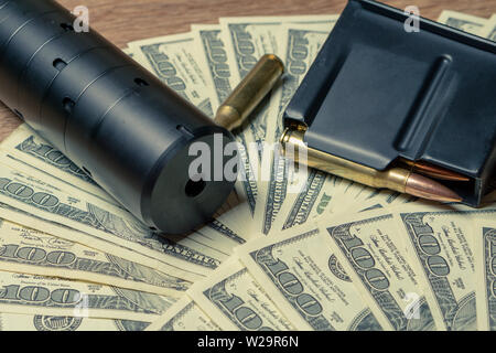 Rifle barrel, Unterdrücker und Patronen auf den Dollar. Konzept für Kriminalität, Mord, Mörder, Terrorismus, Krieg, globalen Waffenhandel, Waffen Stockfoto