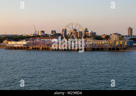 Kirmes auf Clarence Pier in Southsea am Eingang zu Portsmouth Harbour Stockfoto