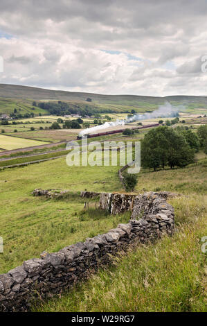 Yorkshire, UK. 07 Juli, 2019. Der Flying Scotsman klettert die steile Steigung bis Ribblesdale in den Yorkshire Dales National Park, mit dem 'Waverley' Dampf besonderes von York nach Carlisle und zurück. Hier bei Helwith Brücke in der Nähe von Settle gesehen. Quelle: John Bentley/Alamy leben Nachrichten Stockfoto