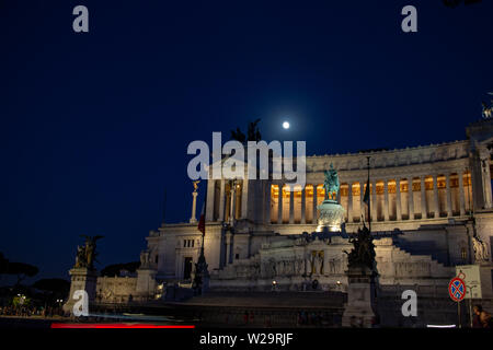 Rom, Italien. Auf der Piazza Venezia steht das nationale Denkmal für Vittorio Emanuele II. gewidmet, auch bekannt als Altare della Patria. Stockfoto