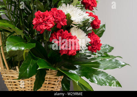 Rituelle Begräbnis Korb mit Blumen auf schwarzem Hintergrund. Die Blume Anordnung der Blumen im Korb ist für Begräbnisse und Lesezeichen verwendet. Mourni Stockfoto