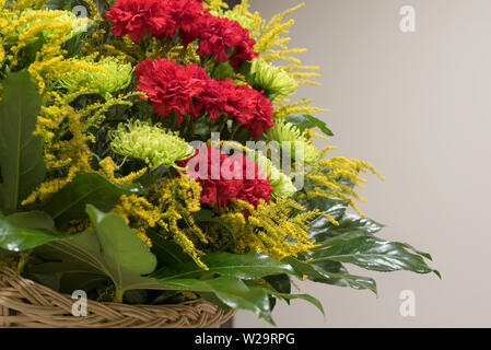 Close-up Kompositionen verschiedener Blumen auf einem grünen Hintergrund. Blumenschmuck aus Rosen, Lilien, Chrysanthemen close-up auf einem Hintergrund Stockfoto