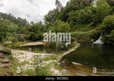 Póvoa de Lanhoso, Fluss Strand von Rola Rio Ave Stockfoto