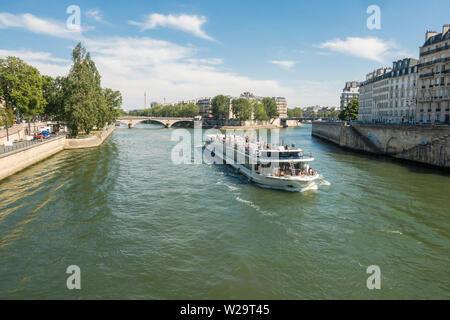 Sightseeing-Boot am Ufer vorbei an Ile De La Cite, Paris, Frankreich. Stockfoto