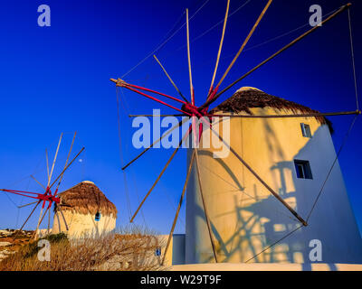 Insel Mykonos Windmühlen im sonnigen Nachmittag, Chora. Kykladen, Ägäis, griechische Inseln, Griechenland Stockfoto