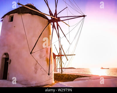 Insel Mykonos Windmühlen im sonnigen Nachmittag, Chora. Kykladen, Ägäis, griechische Inseln, Griechenland Stockfoto