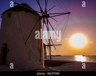 Insel Mykonos Windmühlen im sonnigen Nachmittag, Chora. Kykladen, Ägäis, griechische Inseln, Griechenland Stockfoto