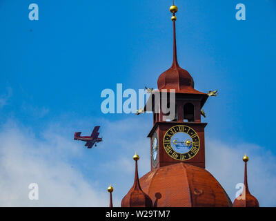 Rusalka AN-2 in den blauen Himmel über Rathaus von Luzern, Luzern, Schweiz Stockfoto