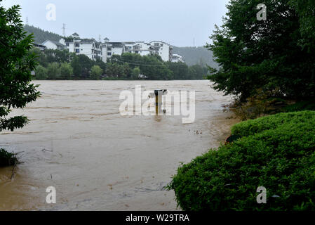 Fujian, China. 07 Juli, 2019. Ein flußufer Straße Licht steht in der Flut verursacht durch eine Reihe von intensiven Regenfällen in das Grafschaft Sanming, im Südosten der chinesischen Provinz Fujian, 7. Juli 2019. Quelle: Xinhua/Alamy leben Nachrichten Stockfoto