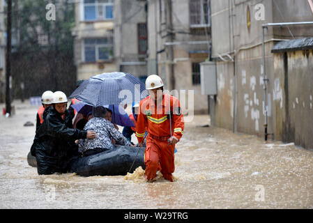 Fujian, China. 07 Juli, 2019. Feuerwehrmänner retten Bewohner in der Flut verursacht durch eine Reihe von intensiven Regenfällen in das Grafschaft Sanming gefangen im Südosten der chinesischen Provinz Fujian, 7. Juli 2019. Quelle: Xinhua/Alamy leben Nachrichten Stockfoto