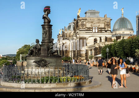 Dresden Touristen auf der Brühlschen Terrasse in Dresden, Deutschland Tourismus Stockfoto