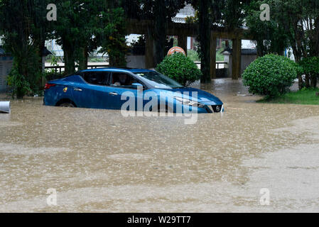 Fujian, China. 07 Juli, 2019. Foto am 7. Juli 2019 zeigt ein Fahrzeug in der Flut verursacht durch eine Reihe von intensiven Regenfällen in das Grafschaft Sanming gestrandet, im Südosten der chinesischen Provinz Fujian. Quelle: Xinhua/Alamy leben Nachrichten Stockfoto