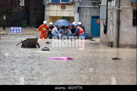 Fujian, China. 07 Juli, 2019. Feuerwehrmänner retten Bewohner in der Flut verursacht durch eine Reihe von intensiven Regenfällen in das Grafschaft Sanming gefangen im Südosten der chinesischen Provinz Fujian, 7. Juli 2019. Quelle: Xinhua/Alamy leben Nachrichten Stockfoto