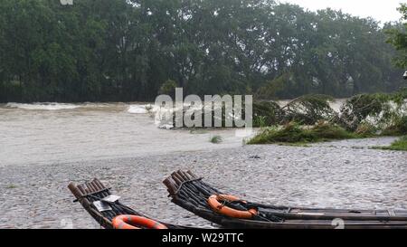 Fujian, China. 07 Juli, 2019. Foto am 7. Juli 2019 zeigt ein geflutetes Bambusfloß Fähre am Mount Wuyi Scenic Area nach einer Reihe von intensiven Regenfällen in Nanping im Südosten der chinesischen Provinz Fujian. Quelle: Xinhua/Alamy leben Nachrichten Stockfoto