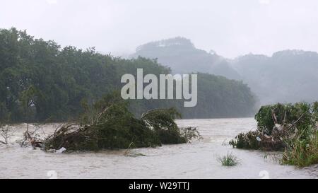 Fujian, China. 07 Juli, 2019. Foto am 7. Juli 2019 zeigt ein geflutetes Stream am Mount Wuyi Scenic Area nach einer Reihe von intensiven Regenfällen in Nanping im Südosten der chinesischen Provinz Fujian. Quelle: Xinhua/Alamy leben Nachrichten Stockfoto