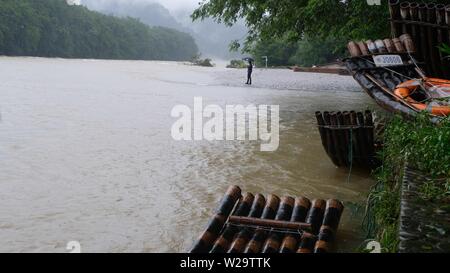 Fujian, China. 07 Juli, 2019. Ein Mitarbeiter prüft eine überflutete Bambusfloß Fähre am Mount Wuyi Scenic Area nach einer Reihe von intensiven Regenfällen in Nanping im Südosten der chinesischen Provinz Fujian, 7. Juli 2019. Quelle: Xinhua/Alamy leben Nachrichten Stockfoto