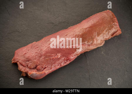 Eine rohe, Ungekochte wild Rückenfilet, oder backstrap, von einem Reh, Hyla arborea, die zum Kochen zubereitet wurde. Es wird in S verhüllt werden. Stockfoto