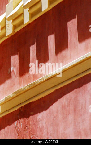 Die Farben und Schatten der traditionellen architektonischen Details von Wand in diesem Spanischen Garten ein faszinierendes Bild erstellen. Stockfoto