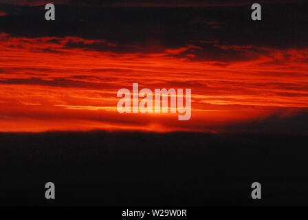 Einen flammenden Sonnenuntergang fotografiert von einem kleinen Propeller angetriebene Flugzeug in der Nähe von Merimbula, Australien. Stockfoto