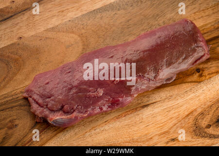 Eine rohe, Ungekochte wild Rückenfilet, oder backstrap, von einem Reh, Hyla arborea, die zum Kochen zubereitet wurde. Es wird in S verhüllt werden. Stockfoto