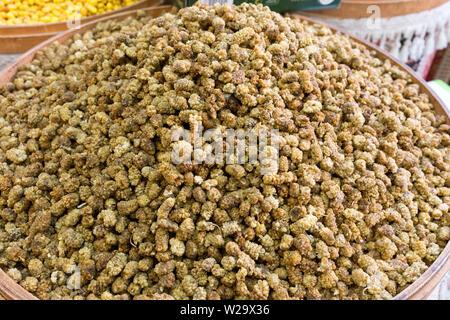 Hintergrund Der getrocknete weiße Maulbeeren. Getrocknete maulbeeren an örtlichen Basar. Stockfoto