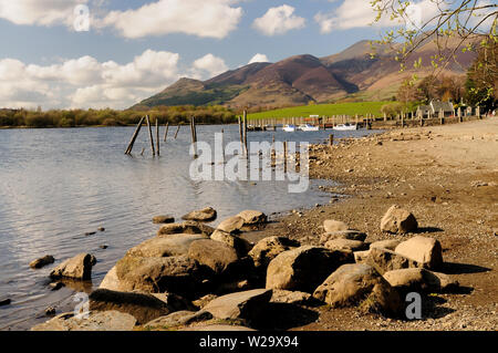 Das Skiddaw, vom Ufer des Derwent Water an Keswick gesehen. Stockfoto