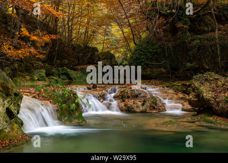 Quelle der Urederra Fluss in Urbasa mountain range, Navarra, Spanien Stockfoto