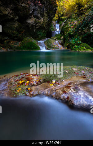 Quelle der Urederra Fluss in Urbasa mountain range, Navarra, Spanien Stockfoto