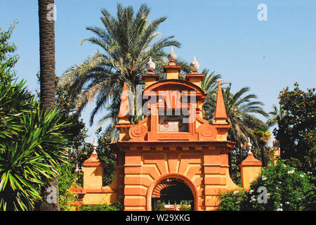 Spanien - Sevilla - Eingangstor zu den schönen Alcazar Gärten. Stockfoto