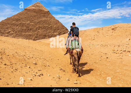 Touristen reiten Kamele in der Nähe der Pyramide von Gizeh Khafre, Stockfoto