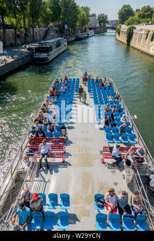 Sightseeing-Boot am Ufer vorbei an Ile De La Cite, Paris, Frankreich. Stockfoto