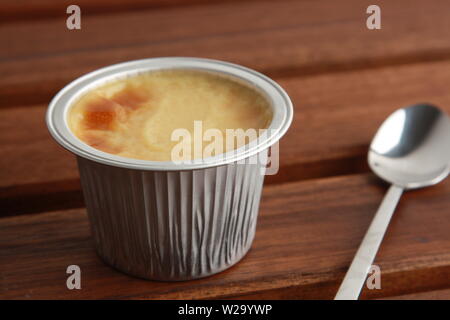 Lecker ei Flan in Aluminium Container Stockfoto