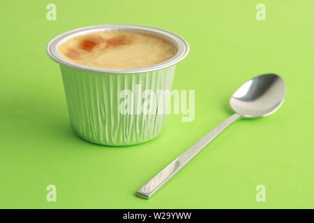 Lecker ei Flan in Aluminium Container Stockfoto