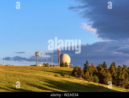 Radradar dome Random mit Radio Antennen auf der Wasserkuppe, Poppenhausen, Hessen, Deutschland Stockfoto