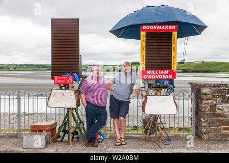 Courtmacsherry, Cork, Irland. 07 Juli, 2019. Buchmacher Michael O'Riordan und William O'Donovan am jährlichen Strand Rennen, war in Courtmacsherry, Co Cork, Irland, statt. Quelle: David Creedon/Alamy leben Nachrichten Stockfoto