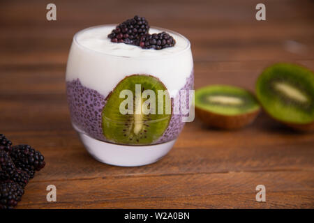 Schwarz chia Pudding mit Blackberry und Kiwi Stockfoto